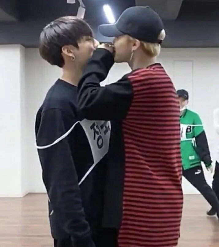 Bts kiss. Bts kiss. Бтс чимин тэхен чонгук поцелуй. Вигуки бтс поцелуй. Бтс обнимашки.