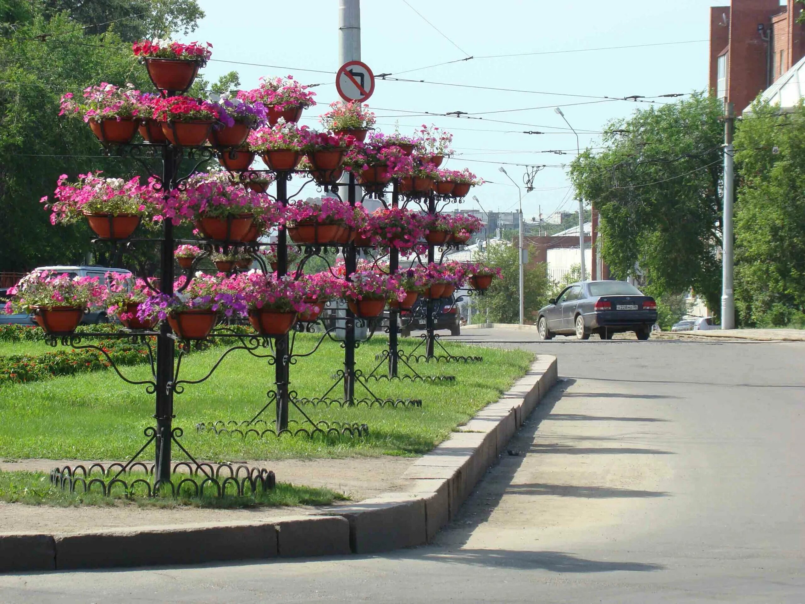 Садовая купить иркутск. Петуниевое дерево. Цветочница Парковая «Квадро». Конструкции для цветов уличные. Металлические конструкции для озеленения.