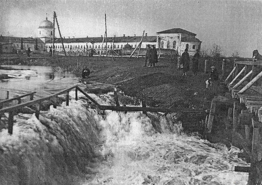 Рыбинское водохранилище затопленный город Молога. Югская Дорофеева пустынь Ярославская область. Рыбинск затопленный город Молога. Молога Рыбинск. История вода уходит