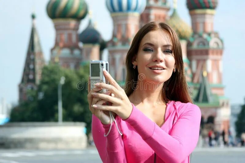 Картинка москвички звонят. В москве женщина имитировала. Женщина на красной площади. Женщины москвы. Девушка на фоне кремля.