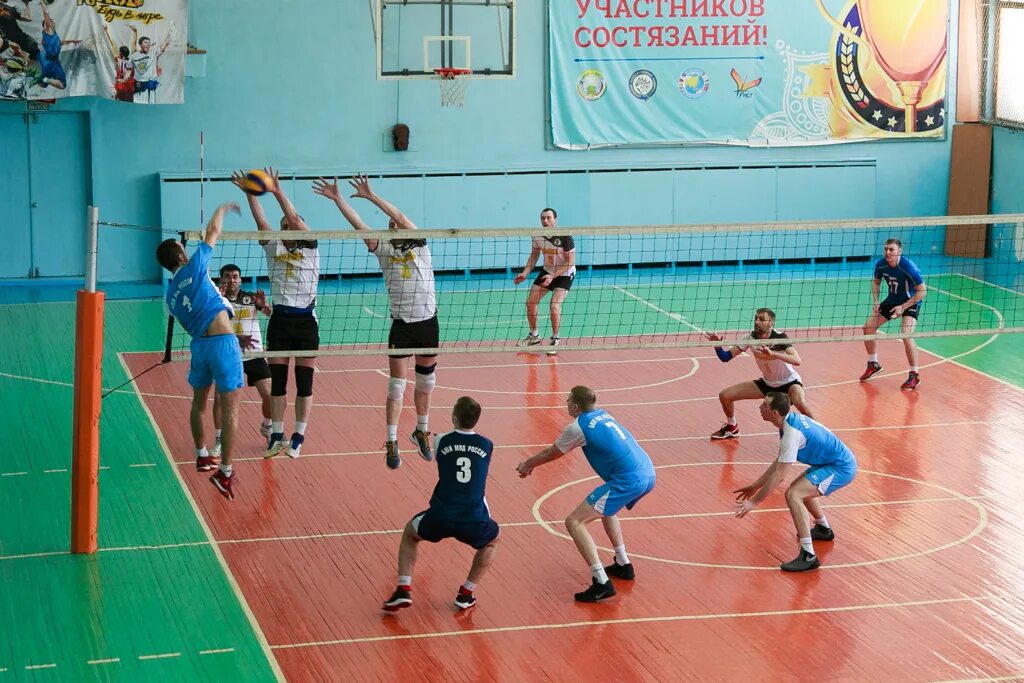 Спортивная школа барнаул. Школа 132 Барнаул волейбол. Победа Барнаул волейбол. Волейбол в Барнауле секции. Волейбол спортивный зал Барнаул.
