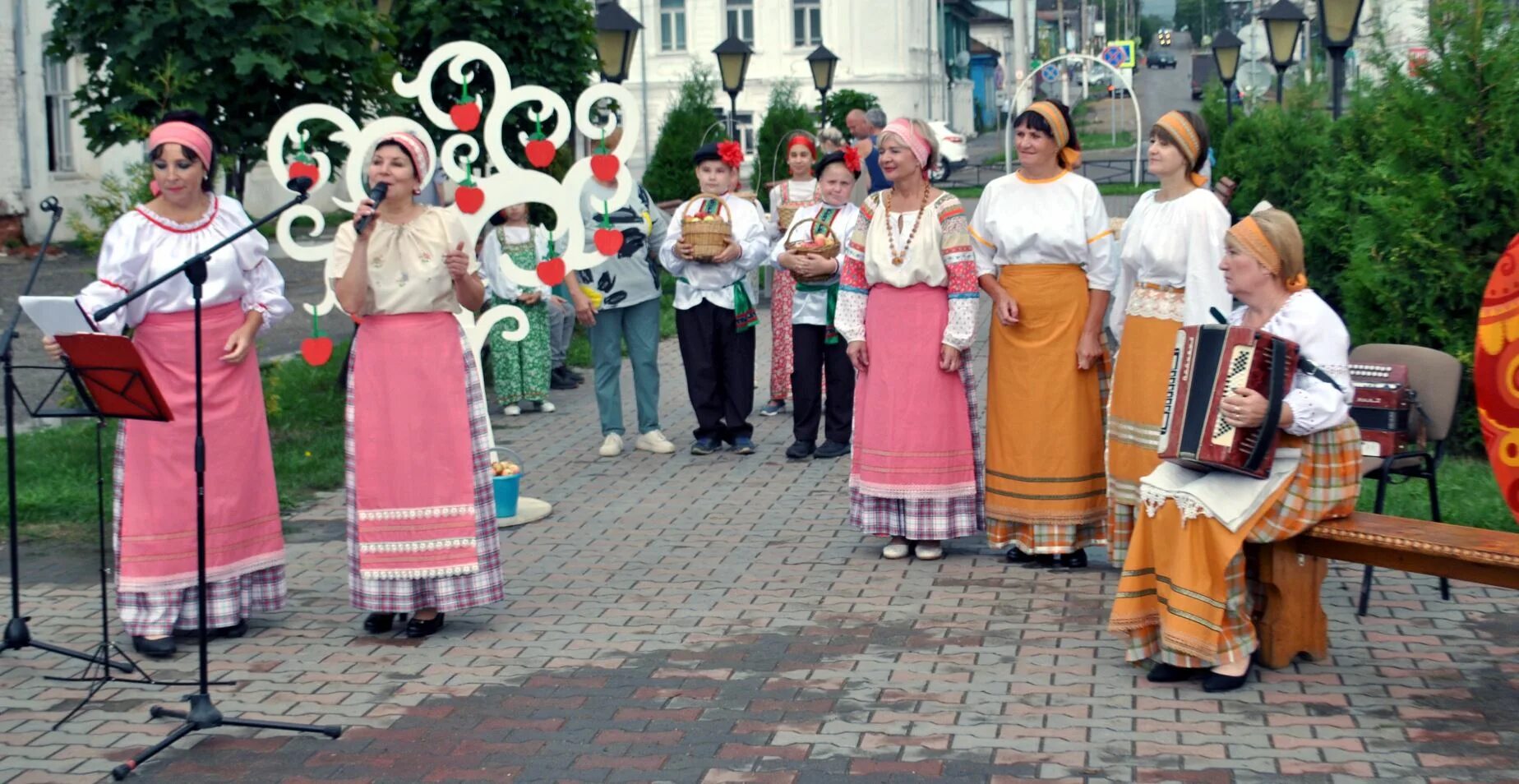 Народные традиции Московской области. Фото яблочный спас Судиславль. Республика Коми 2022. Разноцветные народные традиции. Какая народная традиция в Калининграде.