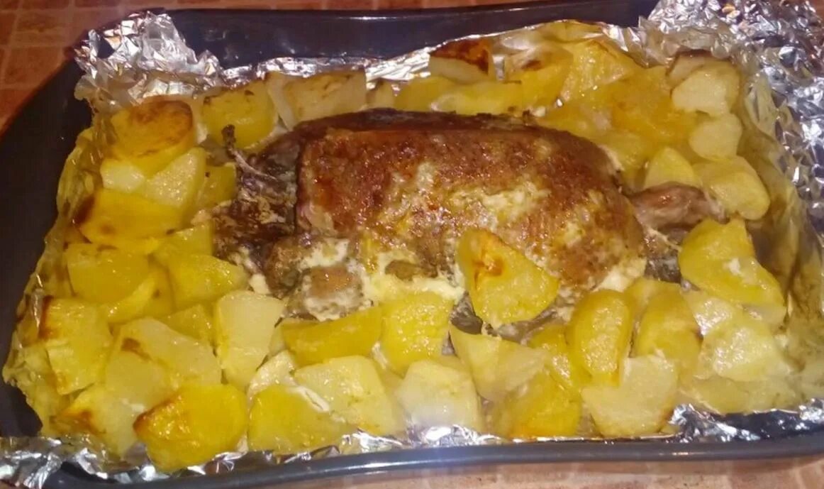 Утка кусочками зажаренная в духовке. Лыгъур шыпс. Как приготовить картошку с дикой уткой. Утка с картофелем. Запечённая утка в духовке с картошкой.