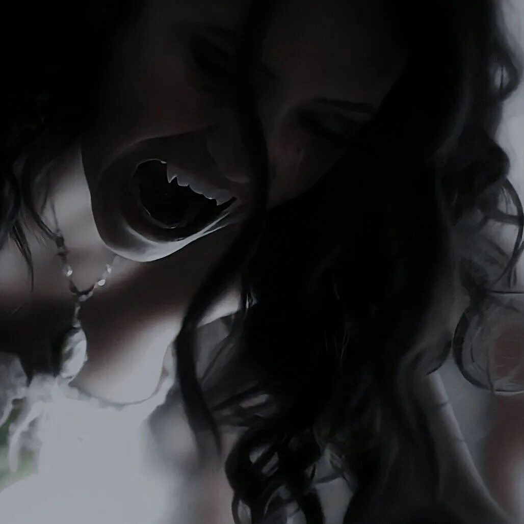 Девушка пьет кровь. Кэтрин Пирс вампир с клыками. Дневники вампира Кэтрин с клыками. Кэтрин Пирс вампир в крови.