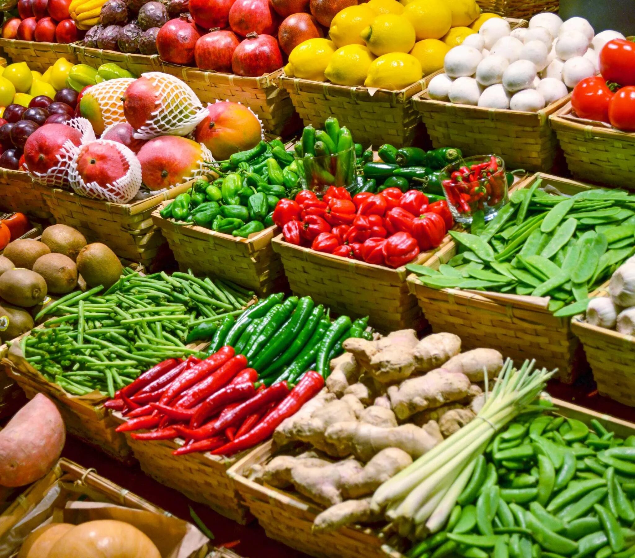 Овощи на прилавке. Овощи и фрукты. Ассортимент овощей. Фруктовый рынок. Vegetables market