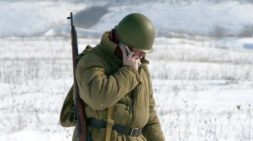 Военные телефоны россии. Военный телефон. Военный мобильник. Задумчивый военный. Военный по телефону.