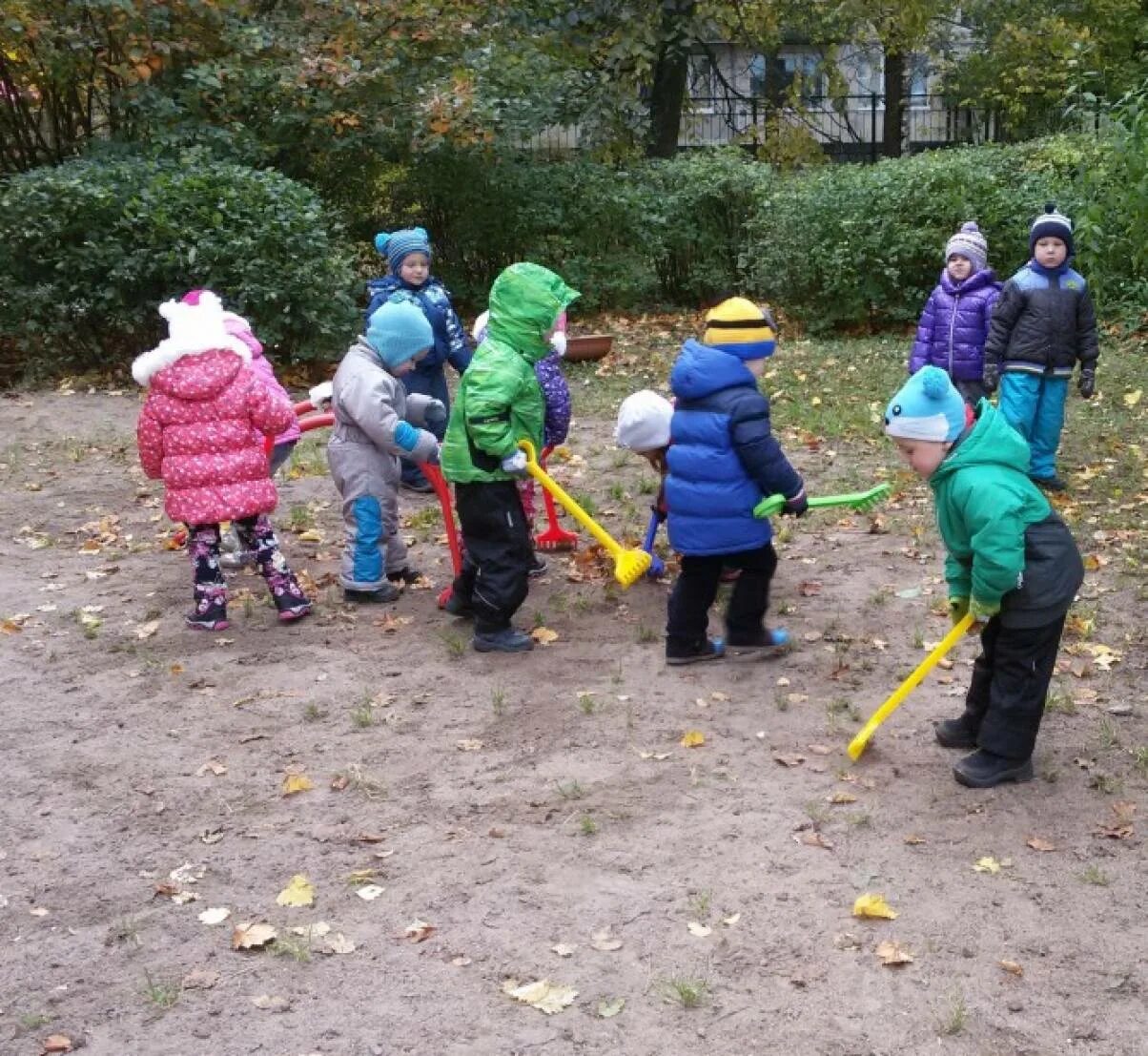 Прогулка днем в младшей группе. Осенняя прогулка в детском саду. прогулка детей в детском саду в младшей группе. наблюдение на прогулке в детском саду для детей младшей группы. прогулка в детском саду осень.