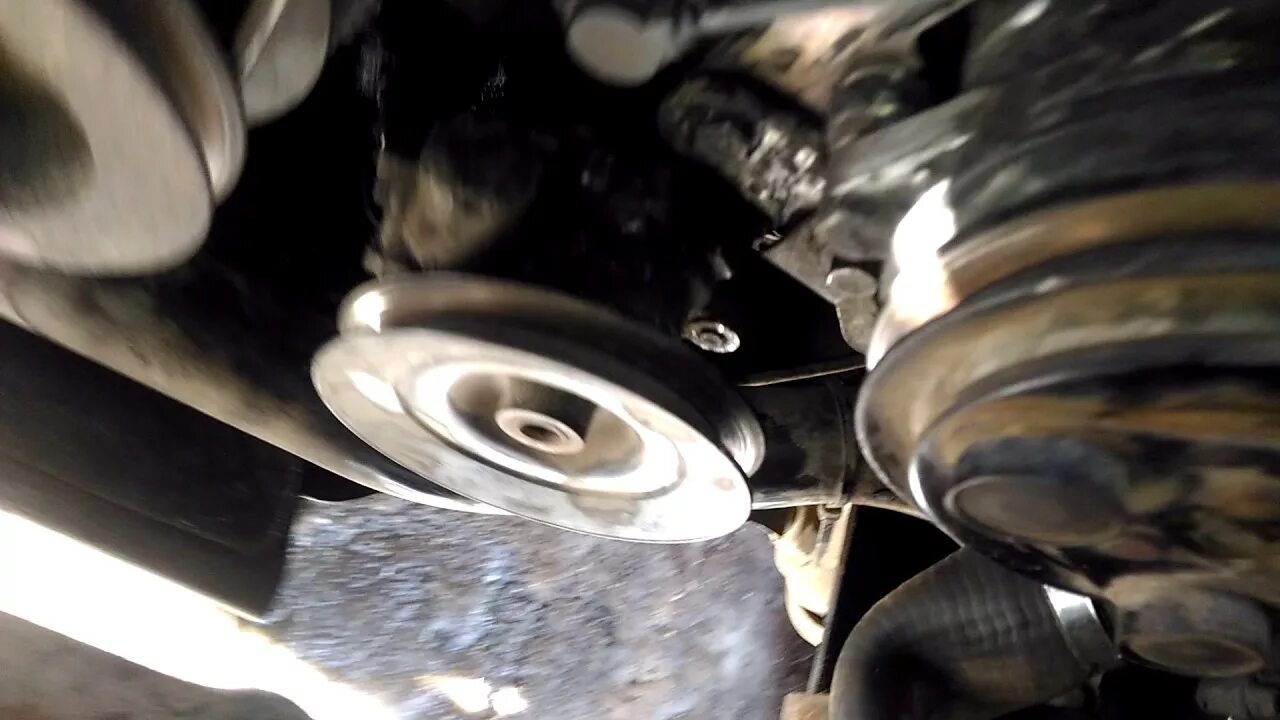 Натяжной ролик кондиционера субару форестер 2008. Как поменять ремень компрессора. Обводной ремень мерседес w203. Натяжитель ремня компрессора зил 131. Как поменять ремень компрессора.