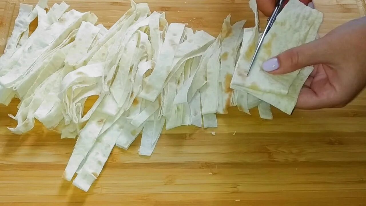 Лаваш нарезать на сковороду. Чипсы из лаваша в духовке рецепт с фото. Лаваш нарезать на сковороду. Лаваш нарезать на сковороду. Лаваш порезать соломкой.