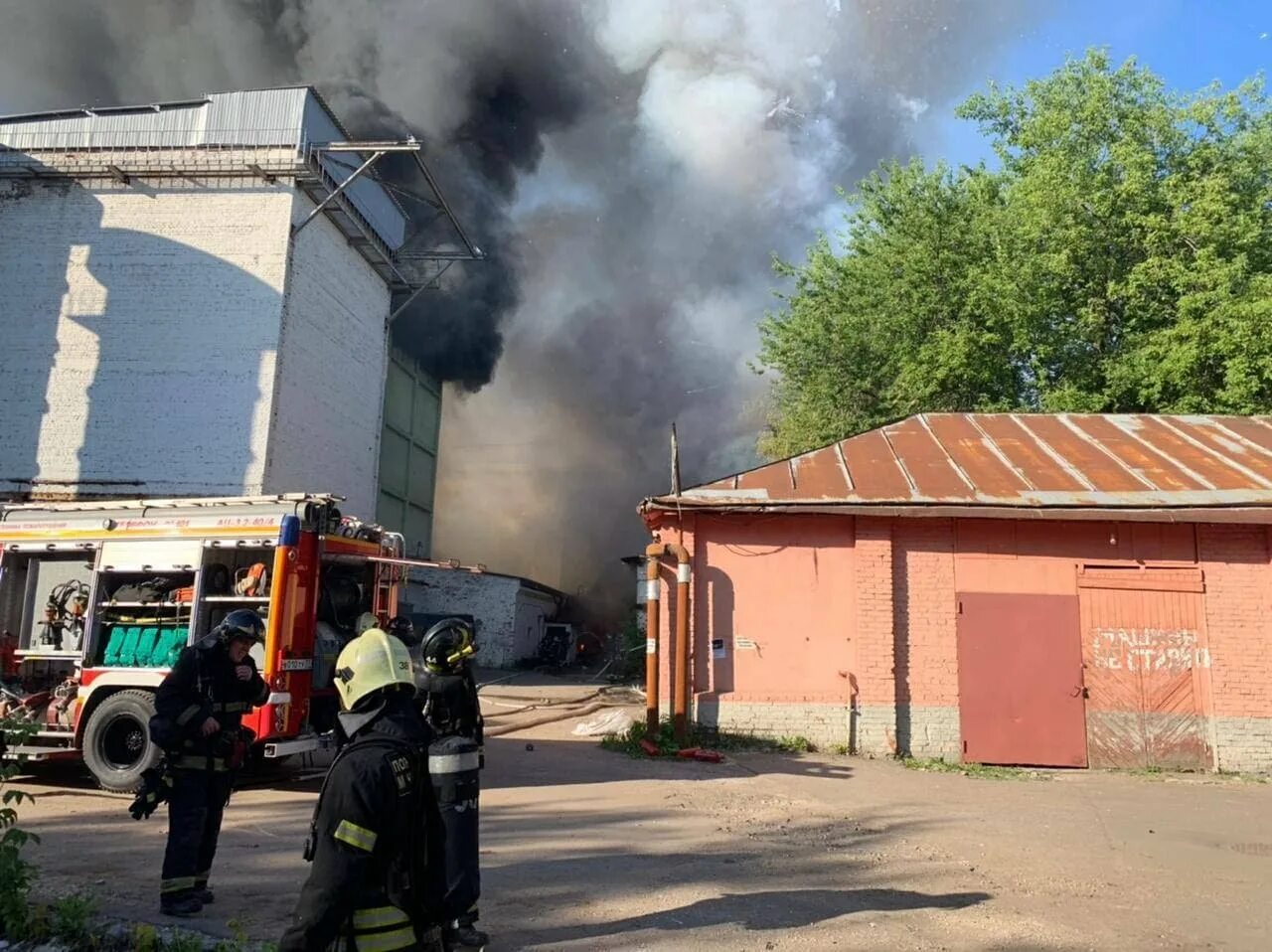 Пожар на складе пиротехники на Лужниках в Москве. Пожар на Лужнецкой набережной. Пожар в Москве 19/06/. Склад пиротехники в Москве сгорел. Причины московского пожара