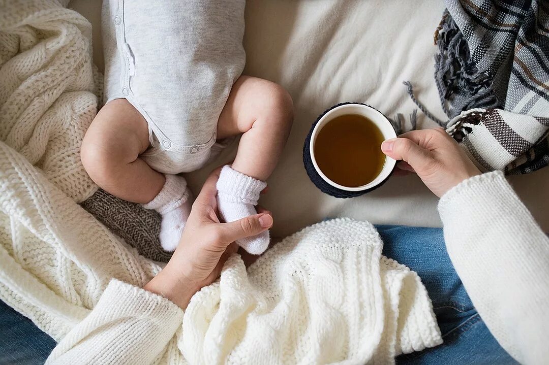 Кофе на грудном вскармливании. Кофе и младенец. Мама с кофе и младенец. Кофе для детей.
