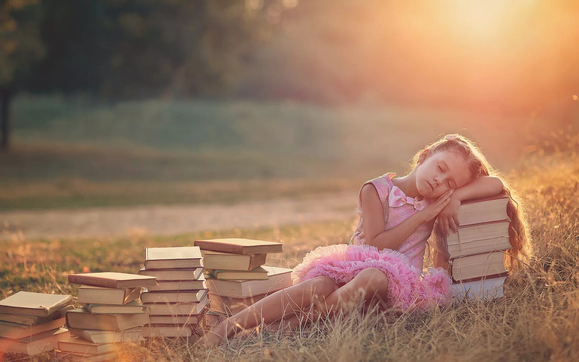 Лето с книгой. Девушка с книжкой. Девушка с книгой на природе. Фотосессия с книгой на природе. Музыка книга девочек