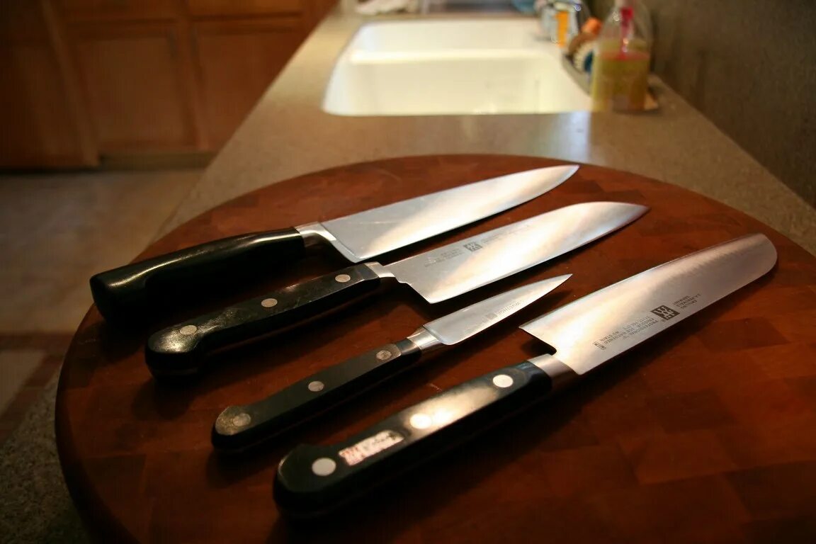 Оставляет нож на столе. Нож на столе. Кухонный нож на столе. Стол на кухне с ножами. Кухонный нож атрибут.