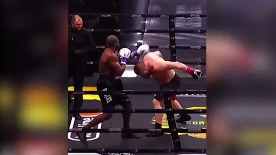 Ufc amazon. Деметриус джонсон с поясами. Джон джонс доминик рейес. Кто победил джонсон или. Кто победил джонсон или.