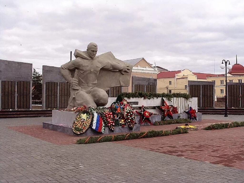 Памятник в троицке. Памятник в троицке новая москва. Вечный огонь троицк москва. Памятник ивану неплюеву. Памятник неплюеву троицк.
