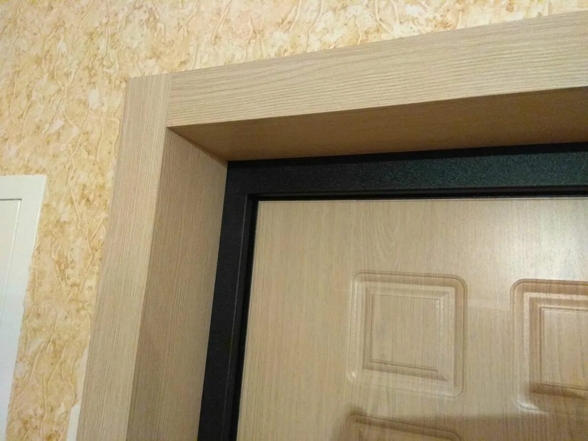Установить наличники на входную дверь