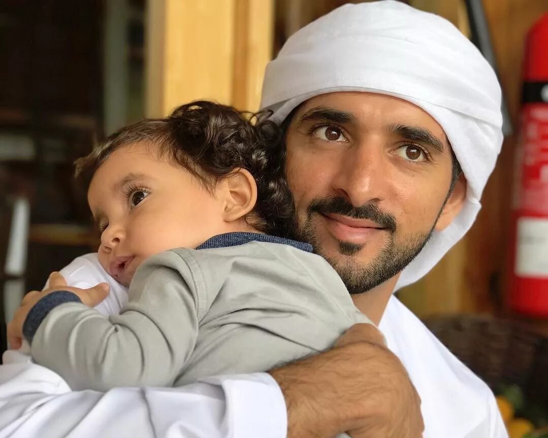 Принц хамдан с братьями. Шейха латифа. Аль мактум семья. Ребенок для шейха. Принц хамдан с детьми.