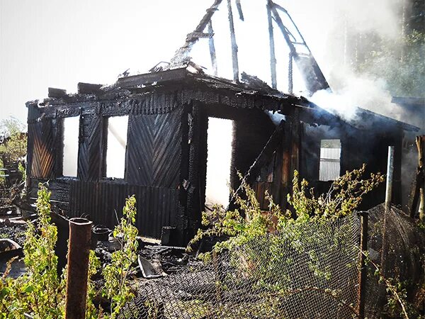 Пожар в городе троицке челябинской области на махане. Дом сгоревший до тла. Дом сгоревший до тла. Дом сгоревший до тла. Пожар в карсуне вчера.