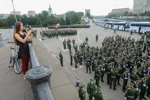 Колонну встречают