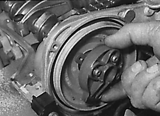 Головка мерседес 124. Топливный накопитель мерседес 124. Катушка зажигания w124 m111. Модуль зажигания на мерседес 124. Зажигание мерседес 124.