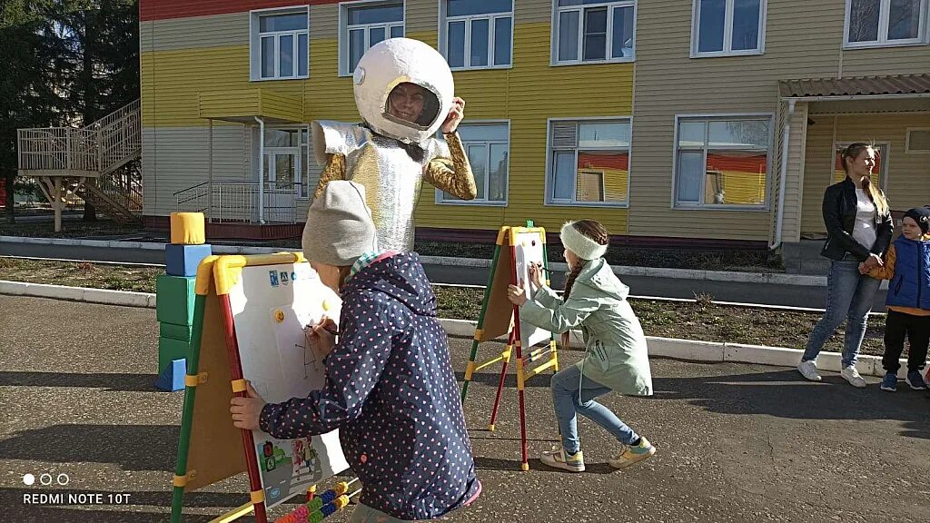 Развлечение на день Космонавта в детском саду. Космонавт детский сад. День космонавтики в детском саду. День Космонавта в детском саду.