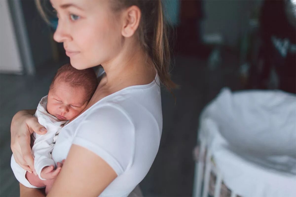 Мать одиночка детский сад. Льготы в школе для матерей одиночек. Мать одиночка с ребенком. Дети на прогулке. Молодая мама.