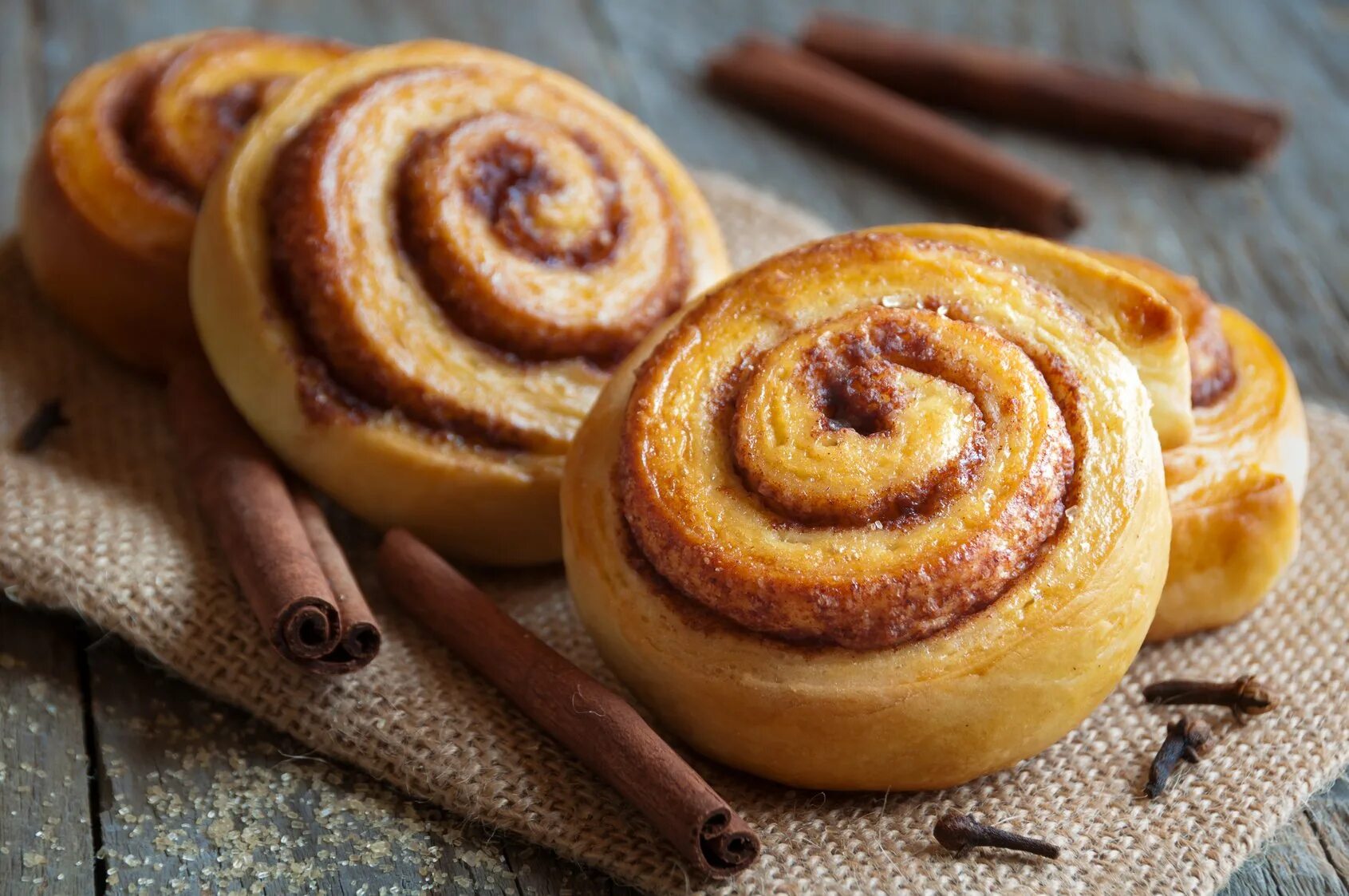 Булочка с корицей купить. Булочки с корицей синабон. Cinnamon Roll (булочка с корицей) 25г. Булочка синабон с корицей пошаговый.