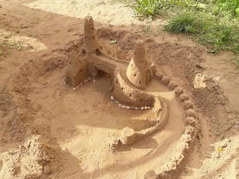 Замок из песка ребенку. Песочные замки детские. Замок из песка ребенку. Песочные замки детские. Постройки из песка.