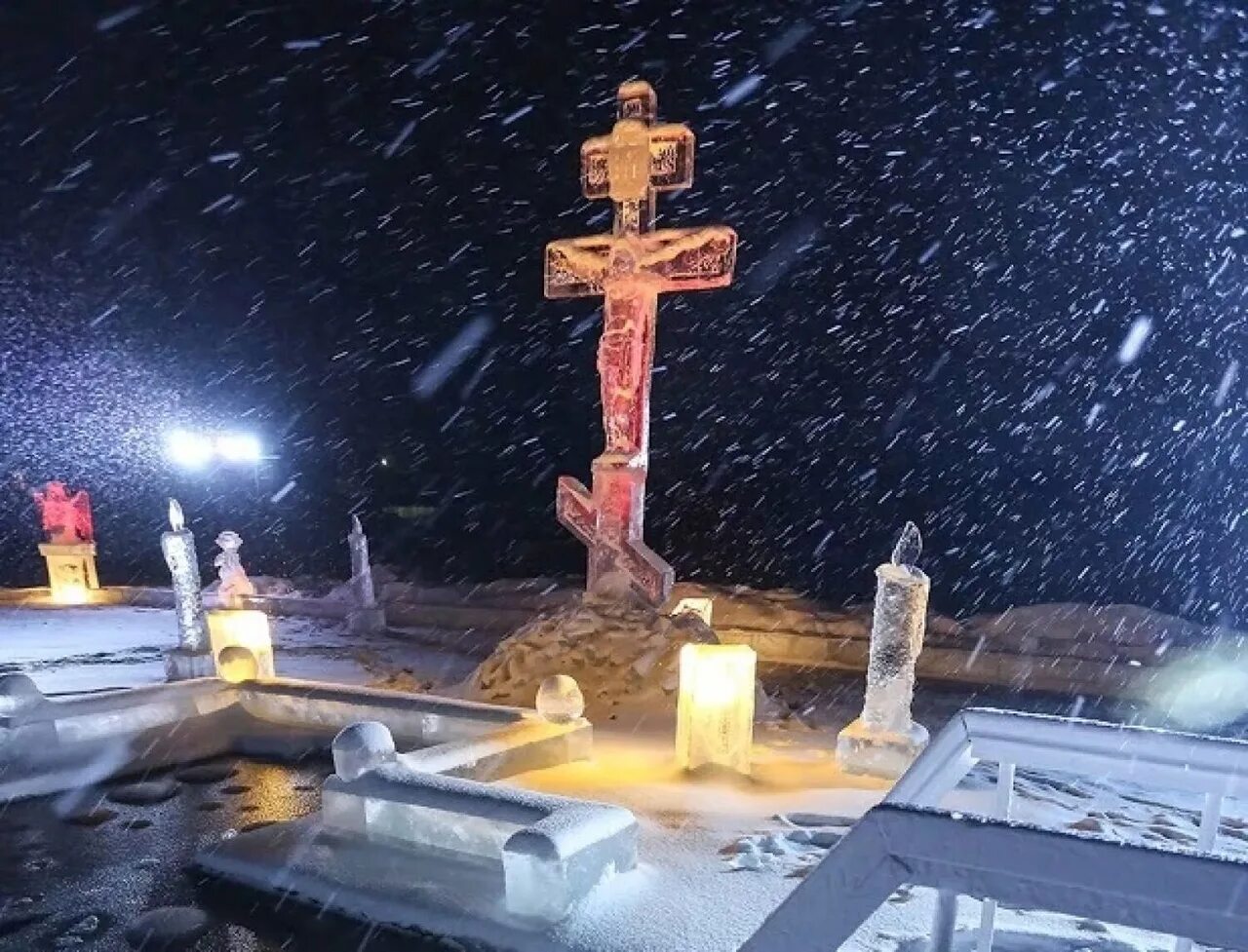 Чем отличается иорданская вода от крещенской. Чем отличается иорданская вода от крещенской. Крещенская вода значение. Крещенская вода этикетка. Крещение набирают воду.