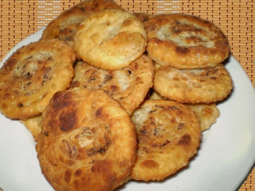 Вкусные лепешки на кефире. Рецепт луковых лепешек простой. Лепешки на кефире с луком. Луковые лепешки катлама. Луковые лепешки.