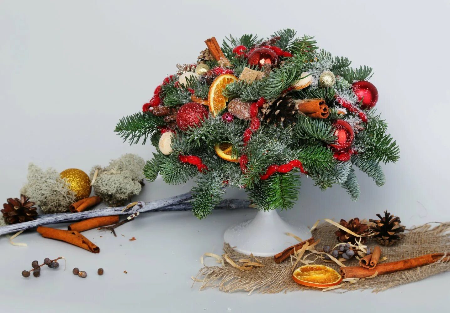 Еловая композиция. Еловая композиция. Композиция с еловыми ветками. Композиция из еловых веток. Новогодние букеты с нобилисом.