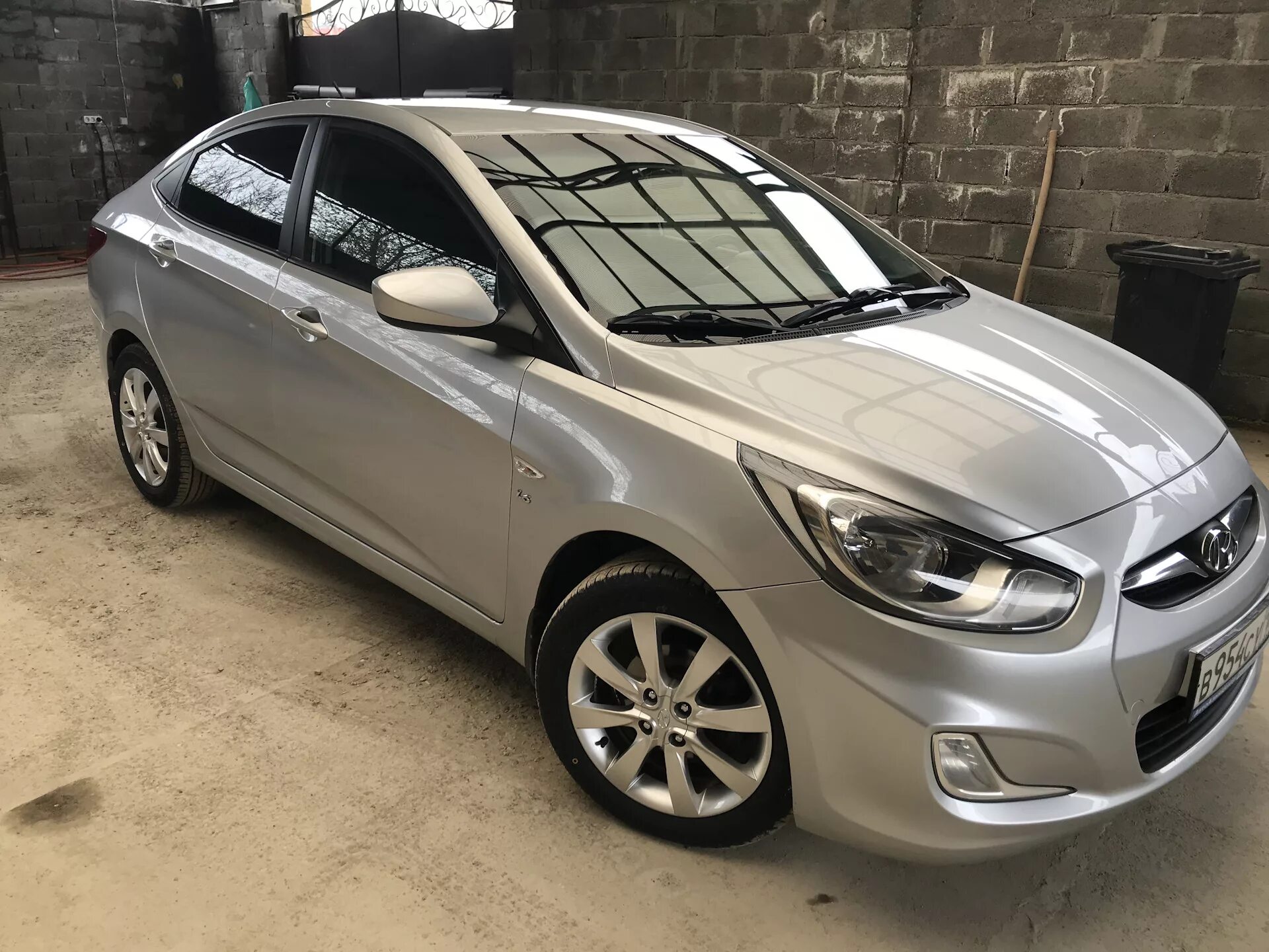 Артикул солярис 2013. Hyundai solaris 1.4 mt. hyundai solaris серебристый. hyundai solaris серебристый металлик 2012. хендай солярис 2012 серебристый.