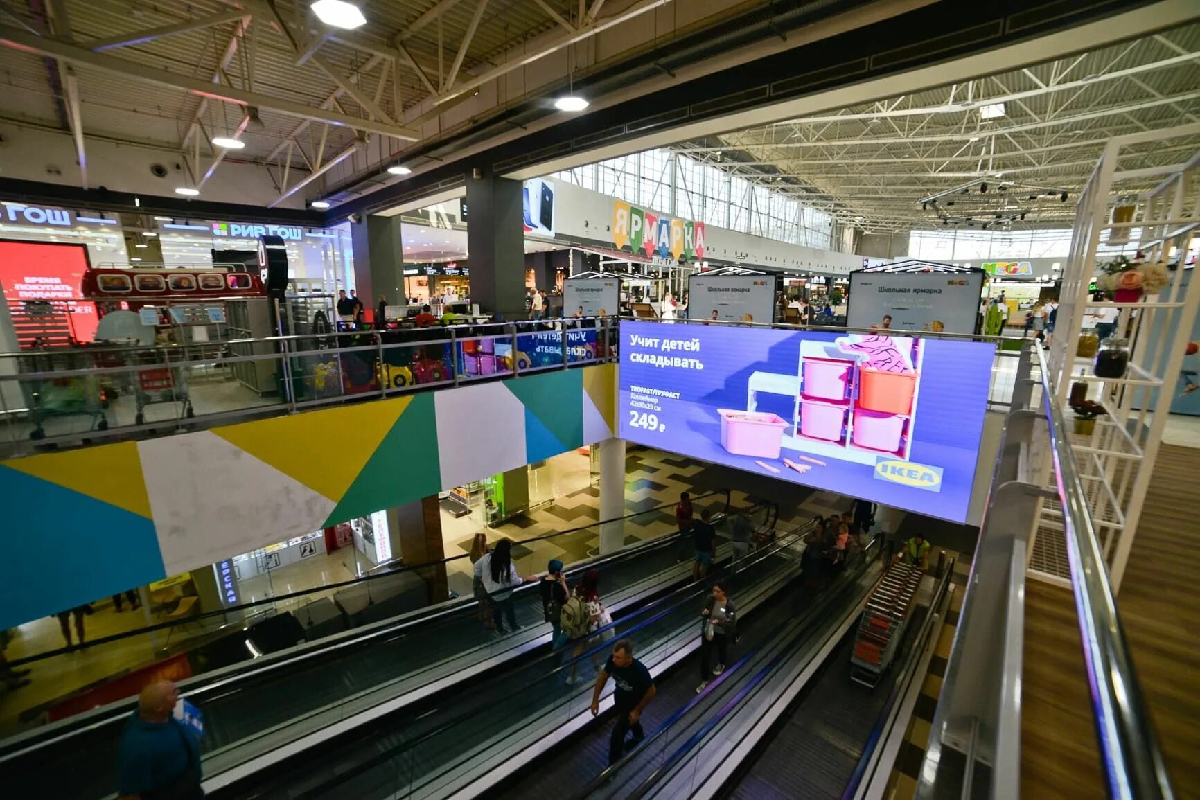 Led экраны в торговых центрах. Видеоэкраны в ТЦ. Видео экраны на торговые центры. Рекламы на плазменных экранах в торговом центре.