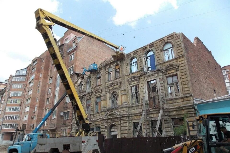 Старый аэропорт хабаровск. Демонтаж исторического здания. Разрушенный дом. Демонтаж исторического здания. Слом зданий.