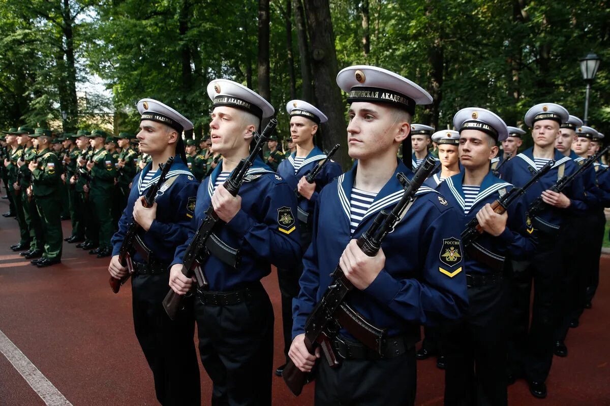 Военные врачи санкт петербург. Курсанты военно медицинской Академии Кирова. Военная медицинская Академия Кирова Санкт-Петербург. ВМА им Кирова курсанты. Военно-медицинская Академия имени с м Кирова курсанты.