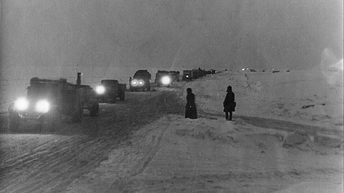 Долгие дороги жизни. Дорога жизни блокадного Ленинграда. Дорога жизни Ленинград. Блокадный Ленинград Ладога дорога жизни. Ладожское озеро блокада Ленинграда.