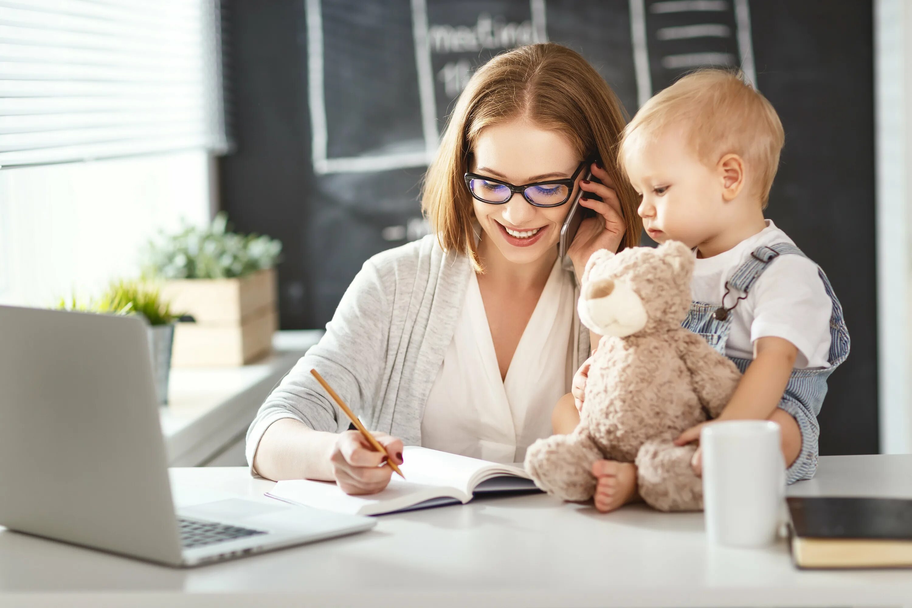 Do your mother work. Женщина с ребенком. Успешная женщина с детьми. Мама в декрете. Деловая женщина с ребенком.