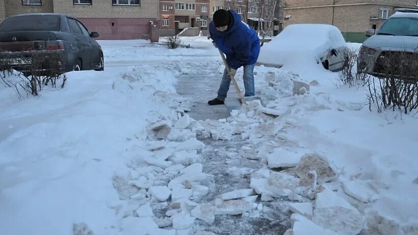 Снег во дворе. Фестивальная 11. Снег в комрат. Детские площадки на коломенской. Убирание двора.
