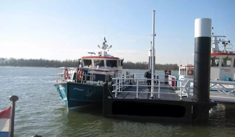 Береговая причал 20. Пирс причал на винтовых сваях самара. Рестораны на набережной ростов на дону. Теплоход. Витязево причал.