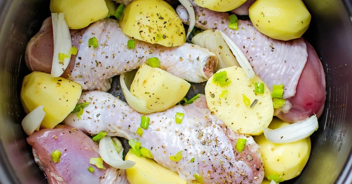 Что можно приготовить в мультиварке из картошки. Курица с картошкой в мультиварке. курица с короткой в мультиварки. картофель с курицей в мультиварке. картошка с куриным филе в мультиварке.