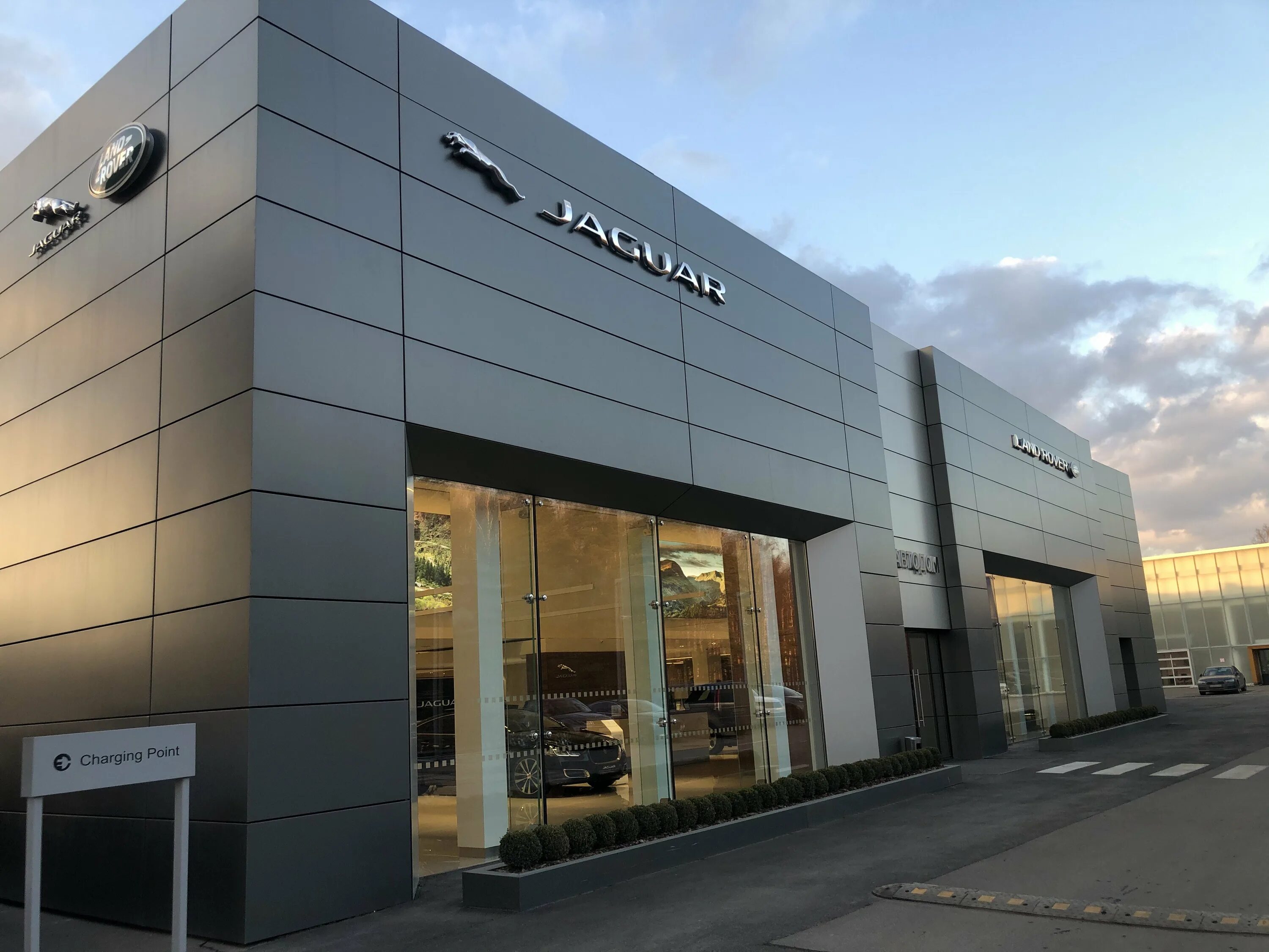 Автоцентр автодом. Автоцентр автодом. Бмв стартовая. Автосалоны автодомов в москве. Автодом дилерский центр.