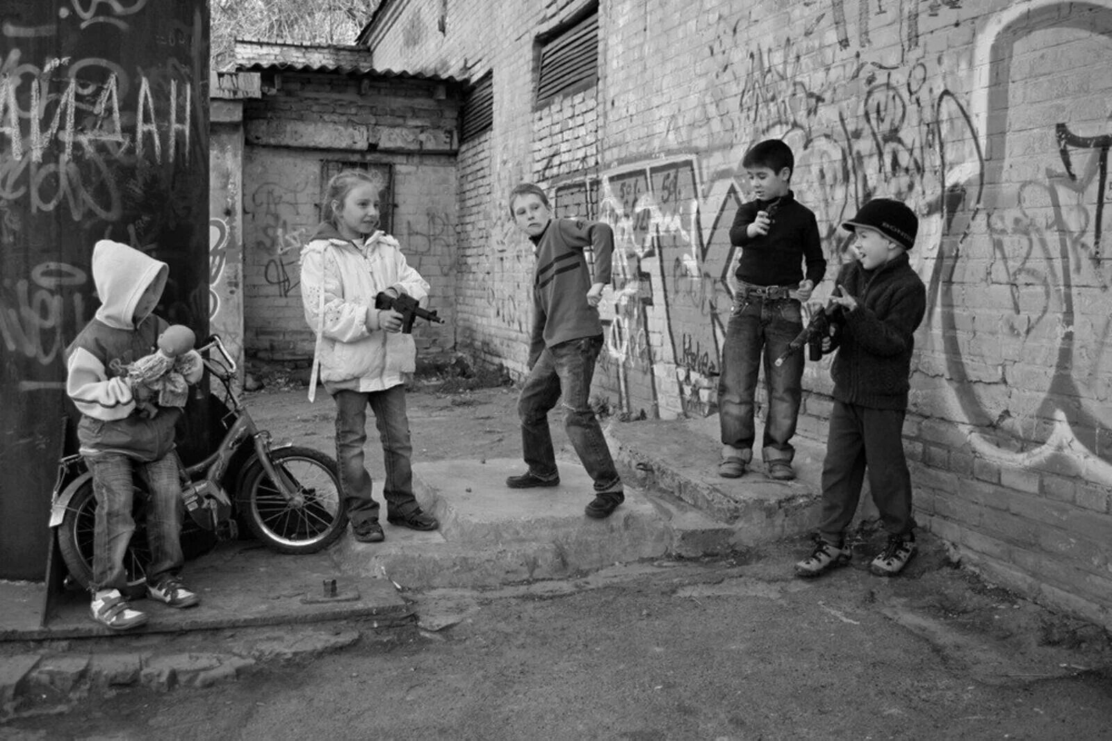 Советские дети на улице. Советские дети во дворе. Советское детство. Детские игры во дворе. Дворовые люди это
