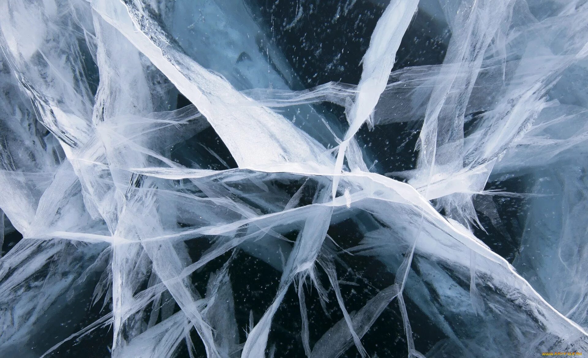 Трещины на льду. Байкал трещины на льду. Треснувший лед. Лед Байкала. Лед Эстетика.