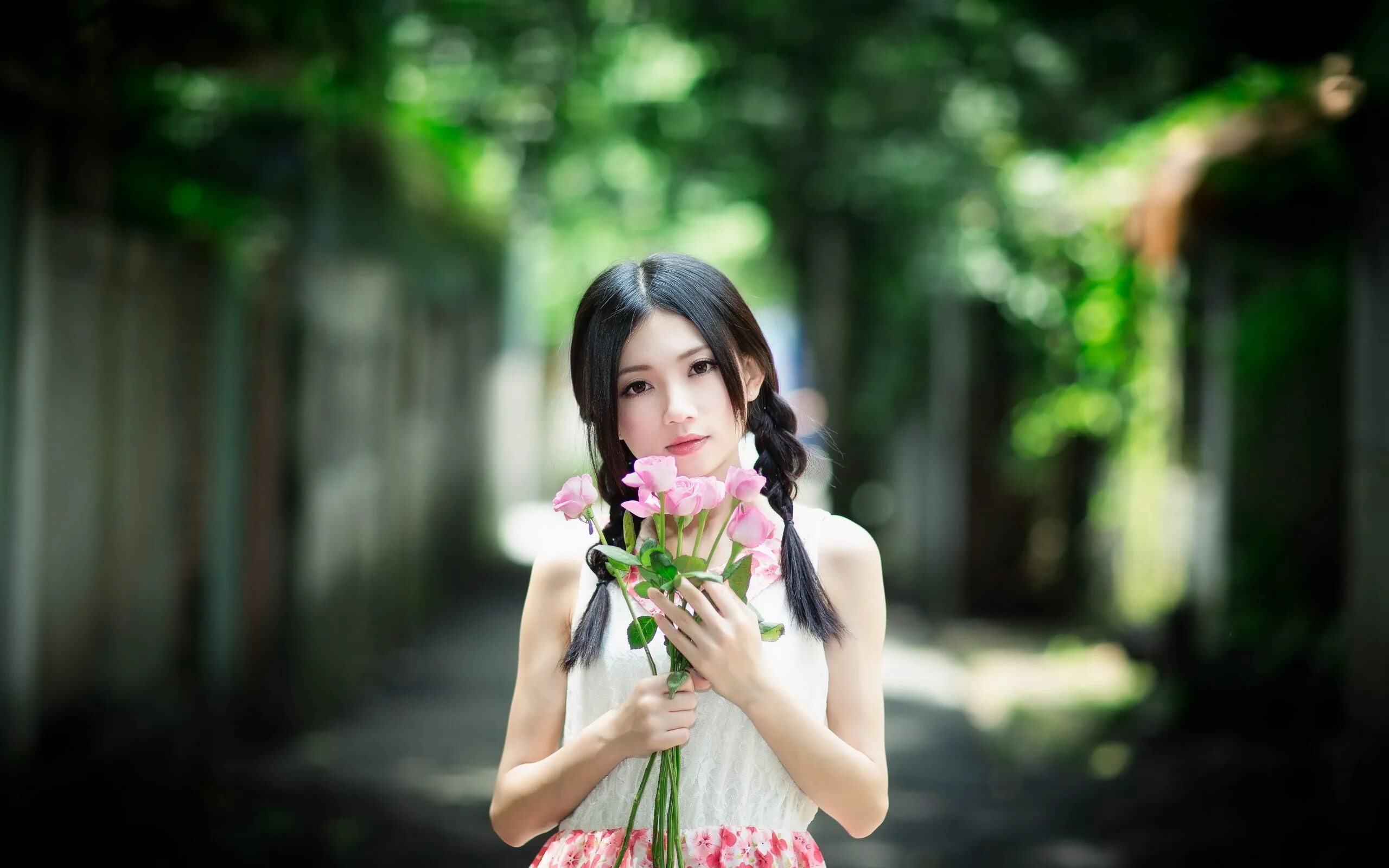 Азиатские девушки. Красивые азиатские девушки. Япония девушки. Девушка с цветами.