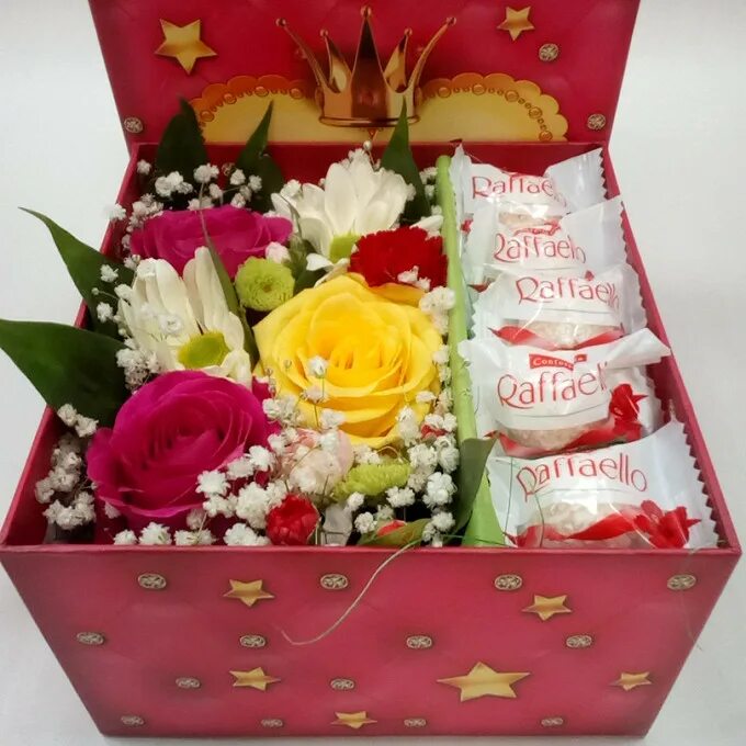Коробка с цветами и конфетами. Букеты в коробках с конфетами. Конфеты в коробке с цветами. Композиция из цветов и конфет в коробке. Цветы в коробке с конфетами