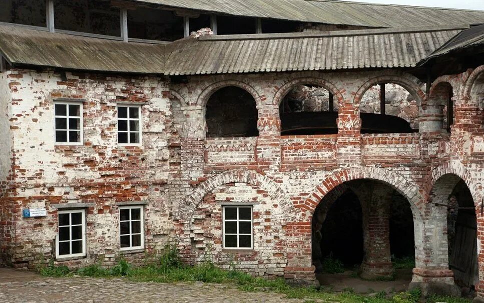 В стенах монастыря. Монах у ворот монастыря. Каменный мешок в соловецком монастыре. Надвратная церковь андроникова монастыря. Брожу в стенах монастыря.