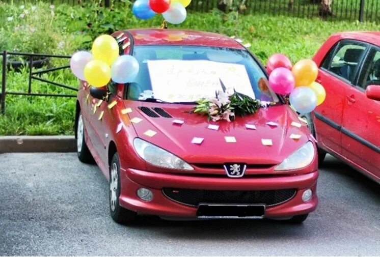 Оформить автомобиль на супругу. Украшение автомобиля шарами. Украшение машины шарами в подарок. Украсить машину шариками. Украшение авто на день рождения.