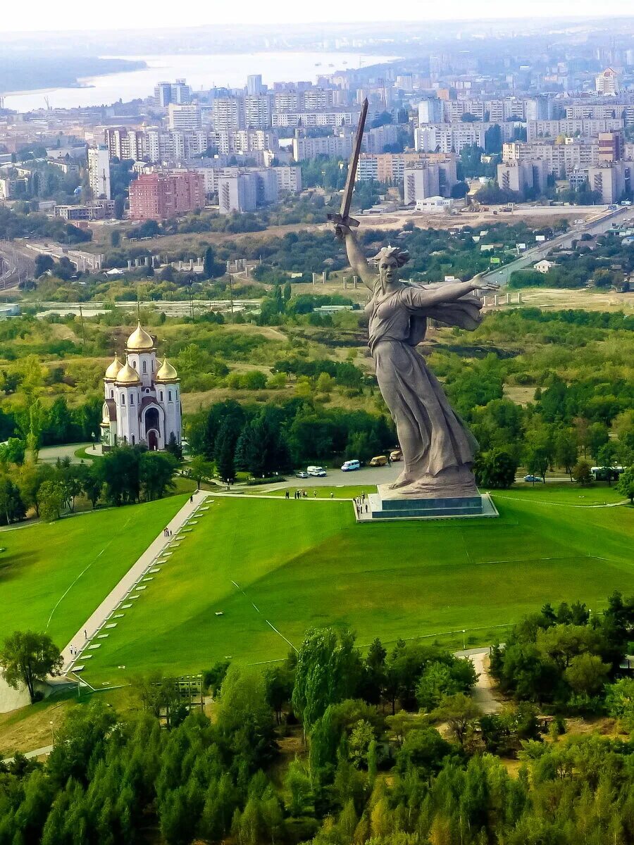 Хозяйство города волгограда. Мамаев Курган Волгоград. Мамаев Курган Родина мать. Волгоград современный.