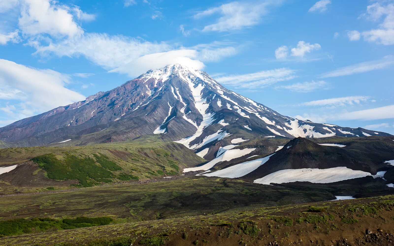 Вулкан корякский (корякская сопка). Колыма чукотка. Вулкан авачинская сопка. Корякская сопка вулкан. Авачинский вулкан верблюд.