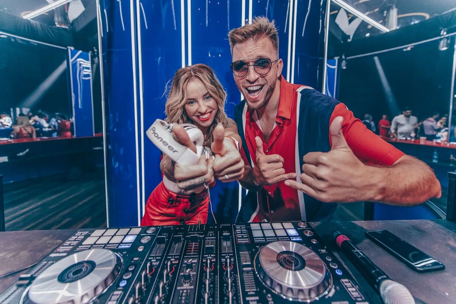 клуб марио донецк. диджеи в паре за пультами. самые красивые фотографии пары диджеев. свадьба в стиле диско. диджей пара.
